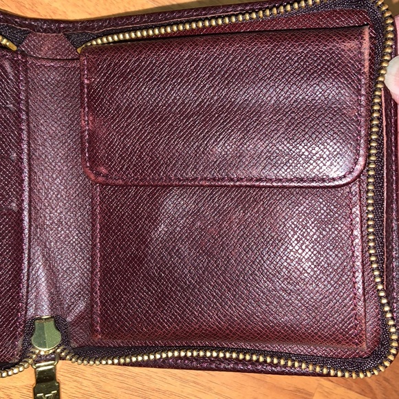 Authentic Louis Vuitton Taiga Zip Around Bifold Wallet - Picture 11 of 16